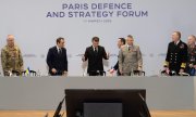 Macron (Mitte) beim Paris Defence and Strategy Forum am 11. März 2025. (© picture-alliance/Lafargue Raphael/ABACA)