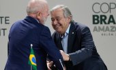 Brazilian President Luiz Inácio Lula da Silva (left) greeted UN Secretary-General António Guterres on Thursday at a pre-conference event for COP30. (© picture alliance / ASSOCIATED PRESS / Eraldo Peres)