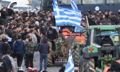 Farmers block the Heraklion Airport in Crete on 8 December 2025. (© picture alliance / Anadolu / Stefanos Rapanis)
