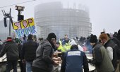 Farmers demonstrate against the agreement outside the European Parliament in Strasbourg. (© picture alliance / abaca Roses Nicolas/ABACA)