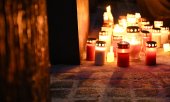 In remembrance: candles at the Holocaust Memorial in Berlin. (© picture alliance/dpa/Markus Lenhardt)