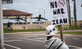 March 12, 2026: demonstration against the war outside a military base in Tampa, Florida. (© picture alliance / ZUMAPRESS.com / Dave Decker)