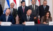 The agreement was concluded under US mediation. US Secretary of State Marco Rubio (second from left, back row) described it as a first step on a difficult path. (© picture alliance / AP Photo / Kevin Wolf)