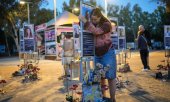 Relatives pay tribute to the victims at the site of the Nova Music Festival in southern Israel, where hundreds of festival-goers were killed and abducted on 7 October 2023. (© picture alliance / AP Photo/Ohad Zwigenberg)