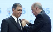Tugay receives a party pin, 7 October 2026. (© picture-alliance/ Anadolu / Turkish Presidency / Mustafa Kamaci / Handout)