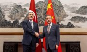 Глава турецкого МИДа Хакан Фидан со своим китайским коллегой Ван И в Пекине 4 июня 2024 года. (© picture-alliance/Anadolu/Мурат Гок)