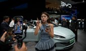 Шоурум автобренда BYD на китайской автомобильной выставке в апреле 2024 года. (© picture-alliance/Associated Press/Энди Вонг)