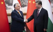 Orbán (links) und Xi am 8. Juli in Peking. (© picture alliance/ASSOCIATED PRESS/Vivien Cher Benko)