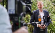 Almanya Maliye Bakanı Christian Lindner federal bütçeye dair açıklamalar yaparken. (© picture alliance/dpa/Christoph Reichwein)