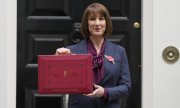 In keeping with tradition, the Chancellor of the Exchequer poses with the red box containing her budget speech on 30 October. (© picture alliance/ASSOCIATED PRESS/Kirsty Wigglesworth)