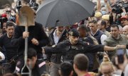 King Felipe VI (under the umbrella) facing the throngs in Paiporta. (© picture alliance / Andrews Archie / ABACA)