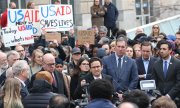 Democratic Senator Brian Schatz criticises the USAID freeze at a staff meeting outside the organisation's headquarters in Washington. (© picture alliance / ZUMAPRESS.com / Gent Shkullaku)