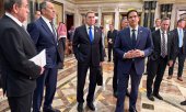 Rusya Dışişleri Bakanı Lavrov (soldan 2.) ve ABD Dışişleri Bakanı Rubio (sağda) danışmanlarıyla birlikte Riyad'da. (© picture alliance/dpa/Russian Foreign Ministry Press S)