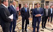 Russian Foreign Minister Sergei Lavrov (2nd from left) and US Secretary of State Marco Rubio (right), with advisors in Riyadh. (© picture alliance/dpa/Russian Foreign Ministry Press S)