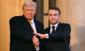 Donald Trump und Emmanuel Macron am 7. November 2024 in Paris. (© picture-alliance/dpa/MAXPPP / Julien Mattia / Le Pictorium)