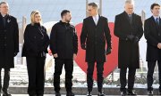 Le couple Zelensky, entouré par les dirigeants letton, finlandais, lituanien et canadien, le 24 février, lors d'une commémoration à Kyiv. (© picture alliance/dpa/Lehtikuva / Heikki Saukkomaa)