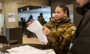 A woman casts her vote in Greenland's capital Nuuk. (© picture-alliance/ASSOCIATED PRESS / Evgeniy Maloletka)