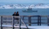 A Danish Navy ship off the coast of Greenland's capital, Nuuk. Germany, France, Norway and Sweden, among others, are sending military delegations. Other EU countries are debating the issue. (© picture alliance / ASSOCIATED PRESS / Evgeniy Maloletka)
