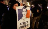 A demonstrator holds a sign calling for "Justice for Quentin" at a vigil in Lille. (© picture alliance / ASSOCIATED PRESS / Jean-Francois Badias)