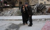 Residents of the Boroujerdi neighbourhood in Tehran stand in front of destroyed buildings following airstrikes by Israeli and American aircraft. (© picture alliance / SIPA / BERNO)
