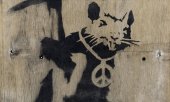 The image of the gangster rat by Banksy at an auction in January 2026. (© picture alliance / Sipa USA / Ted Soqui)