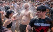 People try to cool down at the Hellfest festival in Clisson (Loire-Atlantique department, France) on 21 June 2026. (© picture alliance / Hans Lucas / Jimmy Beunardeau)
