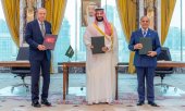 From left to right: Erdoğan, bin Salman and Sharif during the signing ceremony. (© picture alliance / ZUMAPRESS.com / Saudi Press Agency)