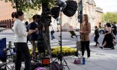 A CNN correspondent reports from the streets of Washington DC after Trump banned the broadcaster from the premises. (© picture alliance / newscom / Leigh Vogel)