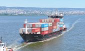 The container ship U Stark, which was damaged by a drone strike, enters the Bulgarian port of Varna in June 2026. (© picture-alliance/NurPhoto / Sky Pictures Bulgaria)