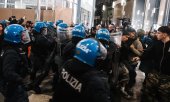 Police confront protesters in Milan. (© picture-alliance/NurPhoto/Alessandro Bremec)