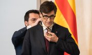 Salvador Illa bekommt die Amtsinsignien von seinem Vorgänger umgelegt. (© picture alliance / ZUMAPRESS.com  Marc Asensio Clupes)