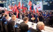 Employees protest in Wolfsburg on 4 September. Volkswagen's main plant is currently running at half capacity. On average VW has an overcapacity of around 30 percent. (© picture alliance / ASSOCIATED PRESS / Moritz Frankenberg)