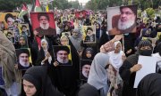 Hasan Nasrallah için Pakistan'ın Lahor şehrinde düzenlenen sembolik cenaze töreni, 29 Eylül. (© picture alliance/ASSOCIATED PRESS/K.M. Chaudary)