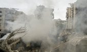 Buildings hit by an Israeli air raid on 7 October in an area south of Beirut. (© picture alliance / Associated Press / Bilal Hussein)