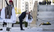 Le président allemand Frank-Walter Steinmeier s'inclinant devant la tombe du soldat inconnu, le 30 octobre à Athènes. (© picture alliance / ASSOCIATED PRESS / Petros Giannakouris)