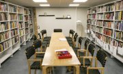 Inside a public library in Furängen, Sweden (© picture alliance / Alexander Farnsworth)