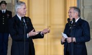 Michel Barnier et François Bayrou lors de la cérémonie de passation de pouvoir, vendredi 13 décembre. (© picture alliance/dpa/MAXPPP)