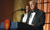 Trump, eşi Melania ile birlikte 19 Ocak'ta Washington'da bir etkinlikte. (© picture alliance/ASSOCIATED PRESS/Evan Vucci)