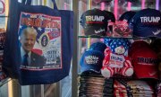 Souvenirs for the inauguration of Donald Trump in an airport shop. (© picture alliance / Middle East Images / Dominic Gwinn)