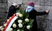 Survivors and relatives of victims take part in the commemorative ceremony on 27 January 2025 in Oświęcim, Poland. (© picture alliance / ASSOCIATED PRESS / Oded Balilty)