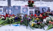 Des fleurs et des photographies déposées devant l'ambassade de Russie à Berlin, le 16 février 2025. (© picture alliance / Rainer Keuenhof / Rainer Keuenhof)