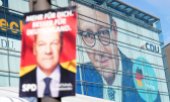 A poster for the SPD hangs in front of the CDU's headquarters in Berlin the day after the election. (© picture alliance/dpa/Michael Kappeler)