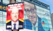 Ein Plakat der SPD hängt am Tag nach der Wahl noch vor dem Konrad-Adenauer-Haus, der Parteizentrale der CDU in Berlin. (© picture alliance/dpa / Michael Kappeler)