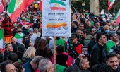 Regime opponents demonstrate outside the Iranian embassy in London on 17 March, 2026. (© picture alliance / Photoshot)