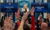 White House Press Secretary Karoline Leavitt answers questions on 25 March in the White House in Washington. (© picture alliance / Xinhua News Agency / Hu Yousong)