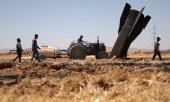 An Iranian missile fired at Israel half buried in a field in Syria. (© picture alliance / AP Photo/Ghaith Alsayed)