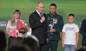 Putin honours a "Defenders of the Fatherland Family" on 14 July. (© picture alliance / ZUMAPRESS.com / Vyacheslav Prokofiev/Russian Gov)