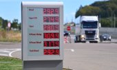 In some parts of Europe diesel prices have already risen to around three euros per litre. (© picture alliance / SvenSimon / Frank Hoermann)