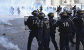 Street clashes between police and protesters in Paris on 17 October. (© picture alliance / ASSOCIATED PRESS / Hiromi Uechi)