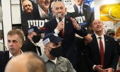 Benjamin Netanyahu at a campaign rally held at a market in Tel Aviv. (© picture alliance / AP Photo/Ariel Schalit / Ariel Schalit)